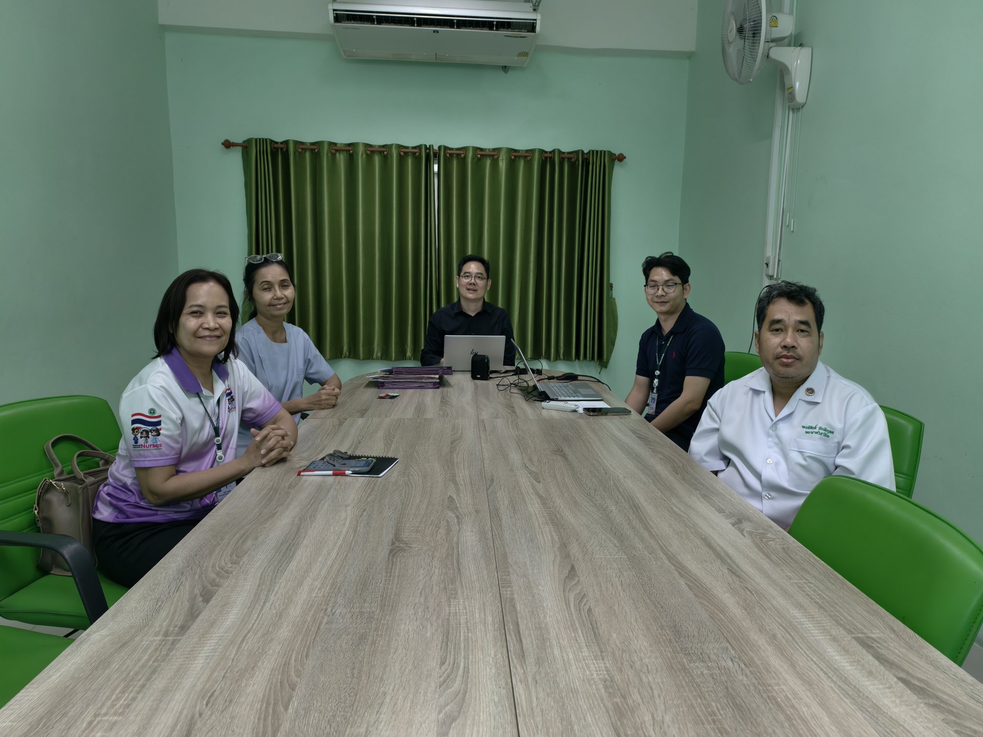 ทีมพยาบาลจิตเวชและทีมงานถ่ายภาพร่วมกันหลังการระดมความคิดเห็นเกี่ยวกับ Smart TeLeMind ในโรงพยาบาล