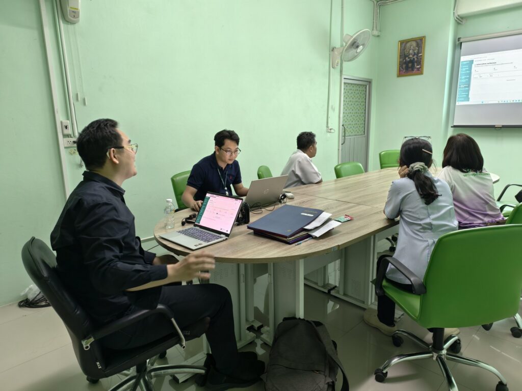 พยาบาลจิตเวชและทีมงานใช้คอมพิวเตอร์และจอฉายร่วมกันระหว่างทบทวนขั้นตอนการใช้งาน Smart TeLeMind