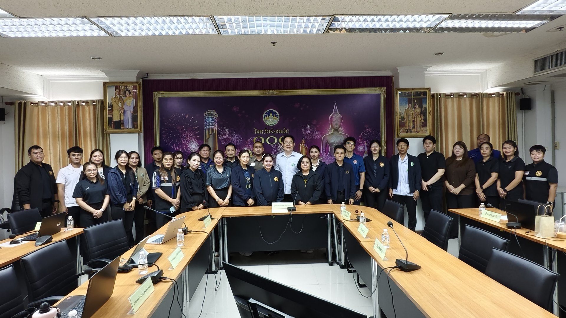 ผู้เข้าร่วมจากฝ่ายปกครอง สาธารณสุข และภาคีเครือข่ายถ่ายภาพร่วมกันหลังการอบรม Smart TeLeMind